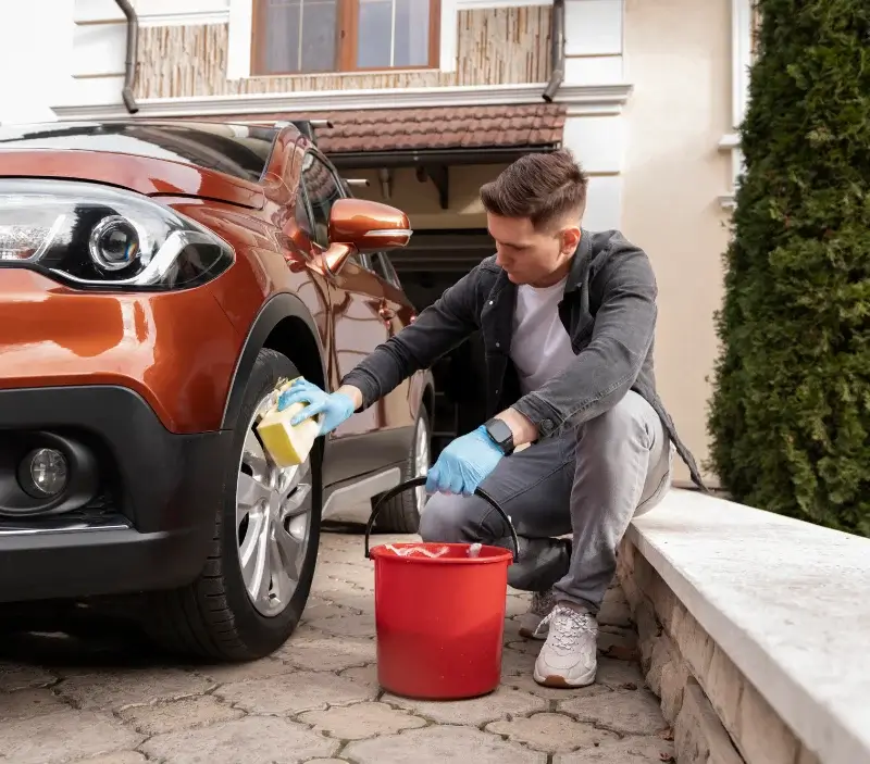 Lavage auto à domicile Villy-le-Pelloux : professionnel intervenant sur un véhicule